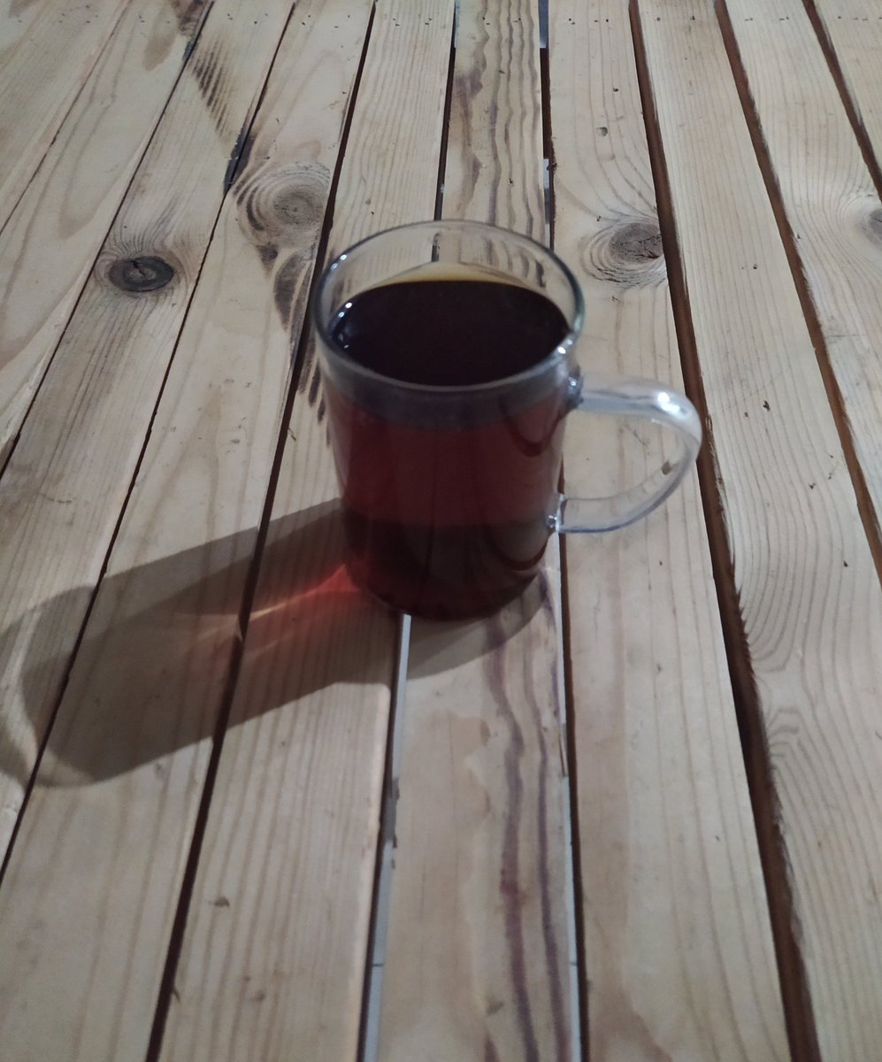 ESDERADE's tweet photo. Sonbahar adımlarını sıklaştırdı. Ceviz dalından kopmak istedi. Varlığını devam ettirmesi için bunu yapmak zorundaydı.Tepesindeki yaprakların yüzü solmaya başladı. Cırcır böcekleri hala ötüyor.Söylemedim onlara Ağustosun gittiğini.Eylül'ün cebinde biraz yağmur biraz güneş saklı... https://t.co/XftRxKIF6L