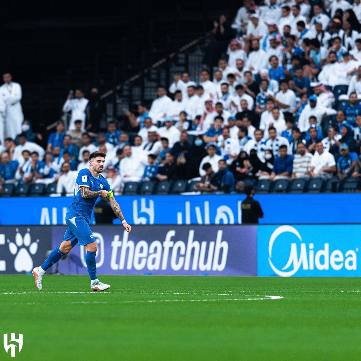 majed_alshibani's tweet photo. الواحد يكبر وينضج تجاه كل شيء الا المليح هذا @Alhilal_FC 

أحيانا تمر ليالي ومباريات العاطفة فيها متزنة بس الليلة شعرت بشيء يشبه أيام خوالي عشتها مع هالفريق ، كأنه خوف على الفريق أو كأني ما حبيت يوادعنا 25 يوم توقف بدون جرعة طمأنينة على بعض تفاصيله

والمسألة ماهي مرتبطة بأداء ، بس شعرت أن الفوز كان ضروري بأي طريقة كانت ، يمكن عشان المزاج العام للفريق ، ويمكن عشان مزاجي أنا

بس الأكيد فيه منطقة شعورية ما يلمسها ولا يستثيرها الا هالنادي ، وكل ما شعرت بالنضج تجاهه تجيك ليلة بدون مقدمات ترجعك للمربع الأول 💙