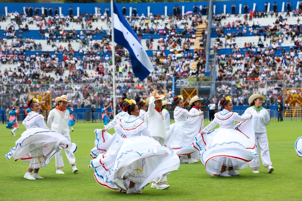 LuisTorresIP's tweet photo. " Hoy no es un día político, es un día que le pertenece a Honduras, para recordar quiénes somos, de dónde venimos y todo lo que nos hace sentir orgullosos como hondureños”, expresó el presidente  #NasryAsfura  en su discurso en este 15 de septiembre. 
#HondurasNosUne https://t.co/tJCZ9N6gdq