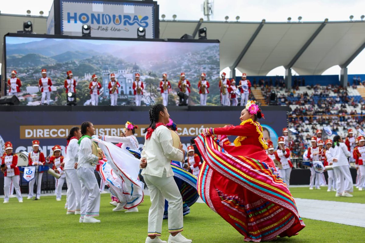 LuisTorresIP's tweet photo. " Hoy no es un día político, es un día que le pertenece a Honduras, para recordar quiénes somos, de dónde venimos y todo lo que nos hace sentir orgullosos como hondureños”, expresó el presidente  #NasryAsfura  en su discurso en este 15 de septiembre. 
#HondurasNosUne https://t.co/tJCZ9N6gdq