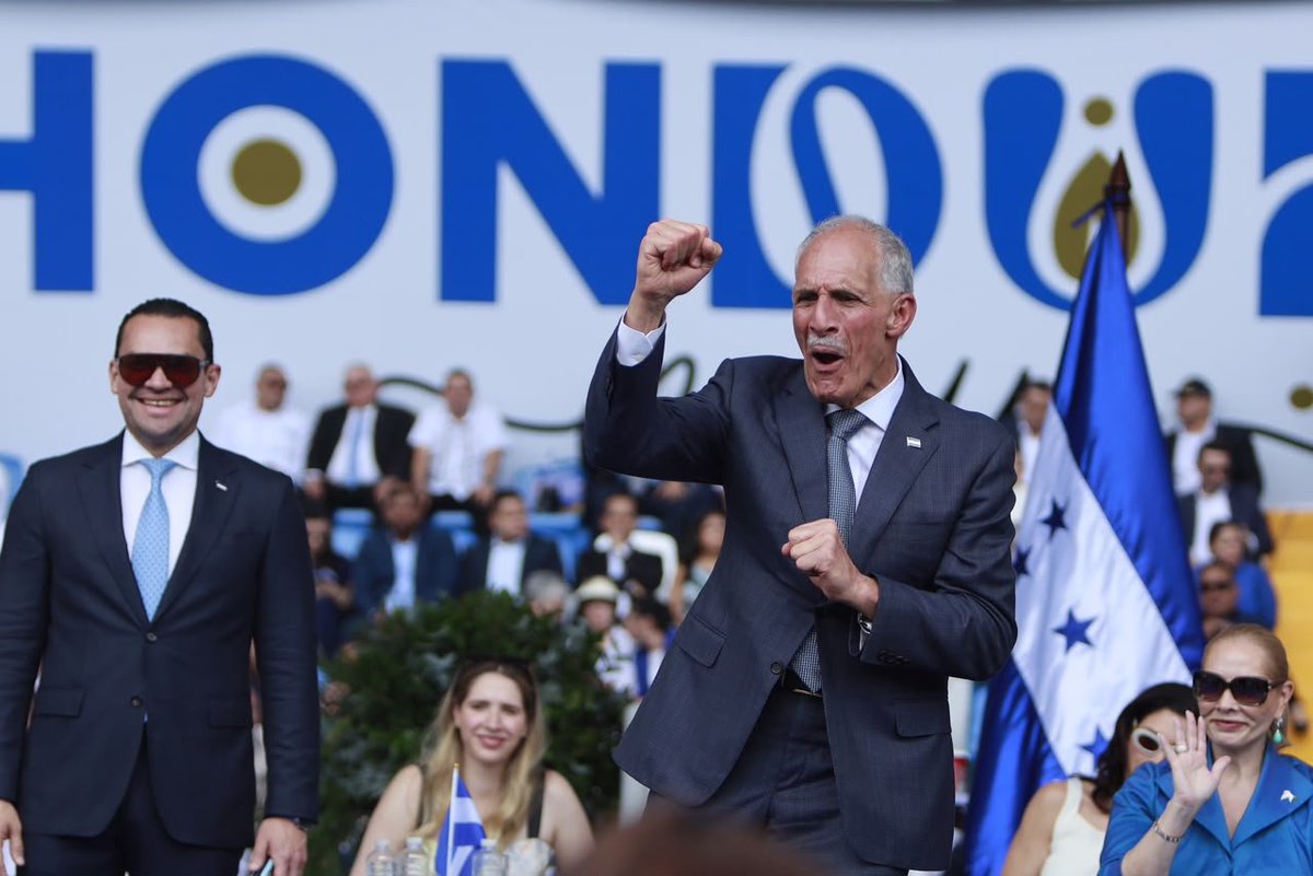 LuisTorresIP's tweet photo. " Hoy no es un día político, es un día que le pertenece a Honduras, para recordar quiénes somos, de dónde venimos y todo lo que nos hace sentir orgullosos como hondureños”, expresó el presidente  #NasryAsfura  en su discurso en este 15 de septiembre. 
#HondurasNosUne https://t.co/tJCZ9N6gdq