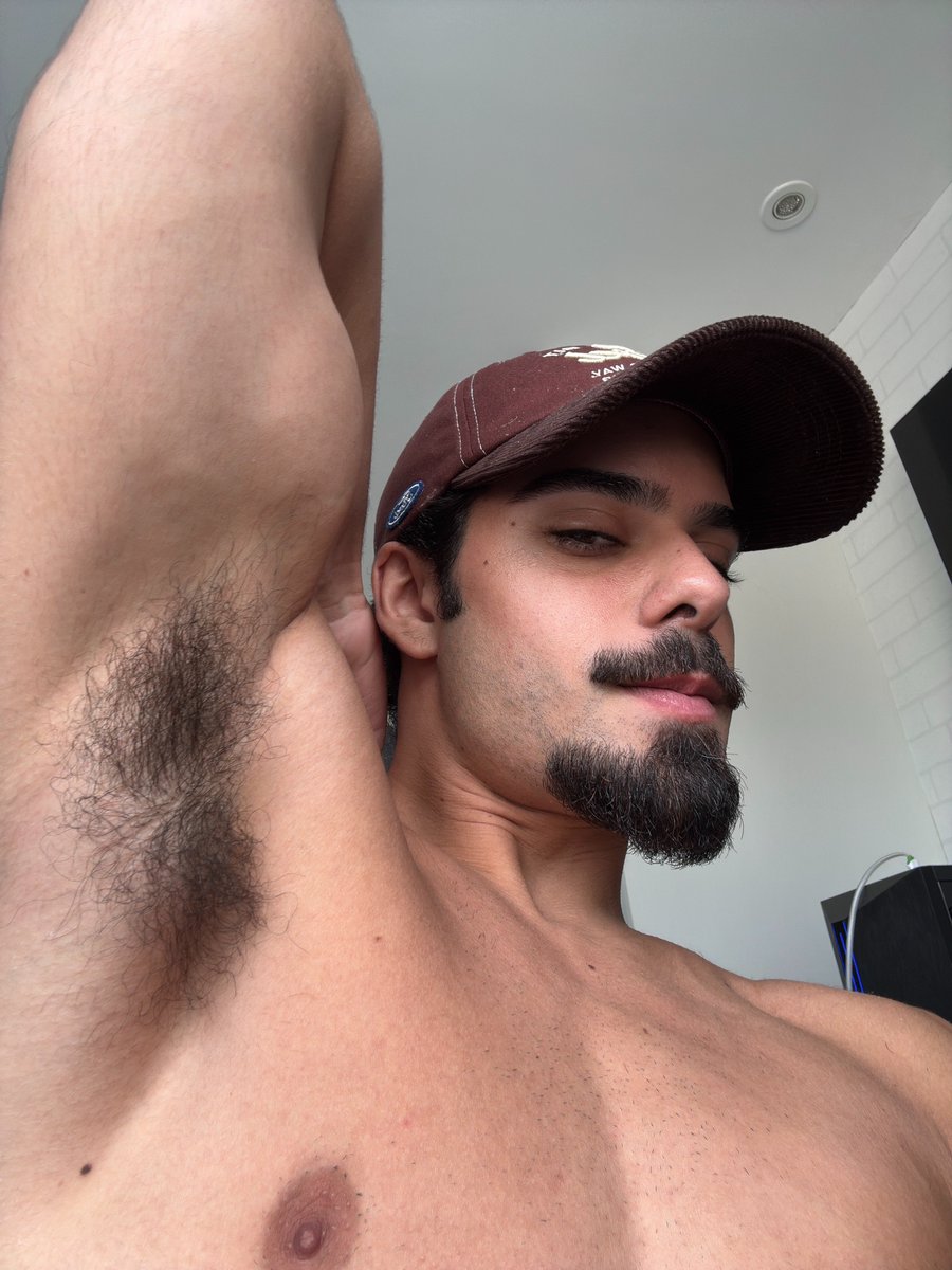 FindomAlt's tweet photo. My bushy pits drive you crazy https://t.co/mjJi2Y7zQR