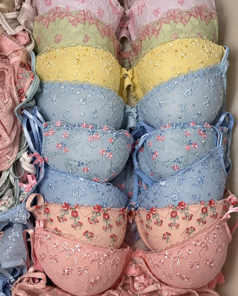 theeglowmuse's tweet photo. Pretty lingerie is self-care, actually. ✨ https://t.co/Cgd370dCJr