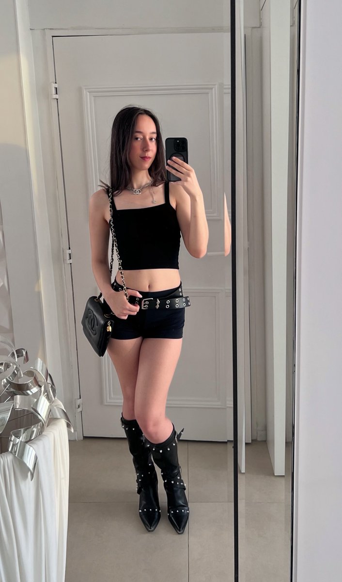 princessmeliax's tweet photo. You don’t stand a chance when I wear these boots, do you? https://t.co/oqKh3ncyz0