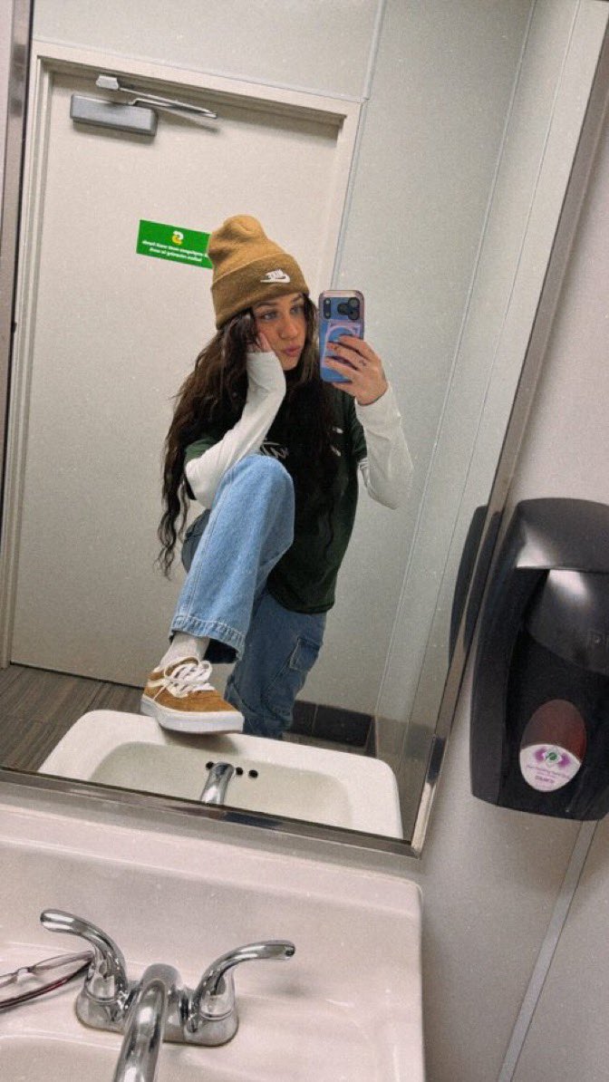Ashleyyy810's tweet photo. Going on a road trip https://t.co/sy7Yb9teNu