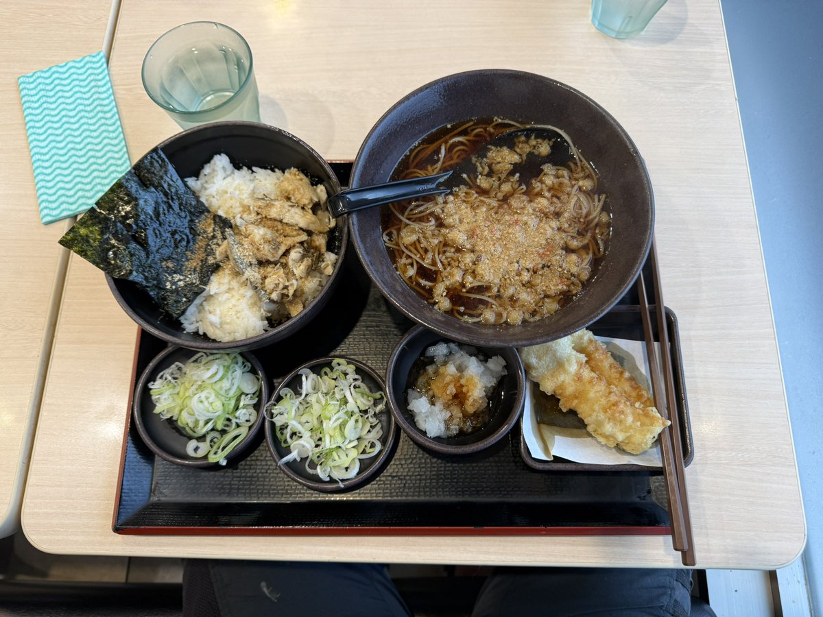 obakuwa's tweet photo. 今日の朝ごはんもゆで太郎です♪
朝メニューの温かいそばを、サービス券の竹輪にネギ大目で頂きました♪腹一杯です
また明日だな😋
#ゆで太郎 #朝定食 #朝ごはん #焼鯖おろしごはん #そば #そば屋 #瑞穂店 https://t.co/eGN2hynB5I