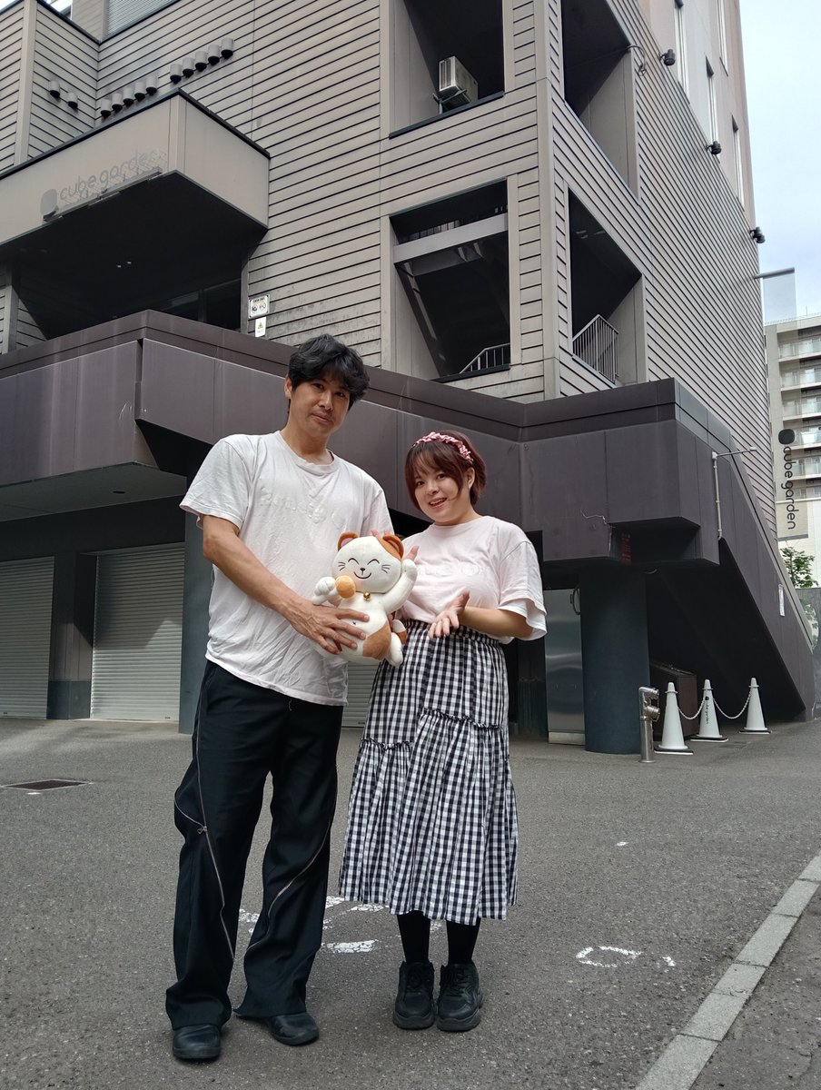 am61in37my1's tweet photo. 約7年ぶりに2回目の札幌に来たので、7年前の思い出の場所に行ってきましたのであの札幌を7年ぶりにやってきました。
あの方（まねっきー）もこのために一緒に連れて行ってました。
#すきドル5.5 終着場所　札幌cube garden にて
すきドル6開催お待ちしてますよ！
#カラオケまねきねこ
#Ecaeip Tシャツ https://t.co/A69tUGs5wd