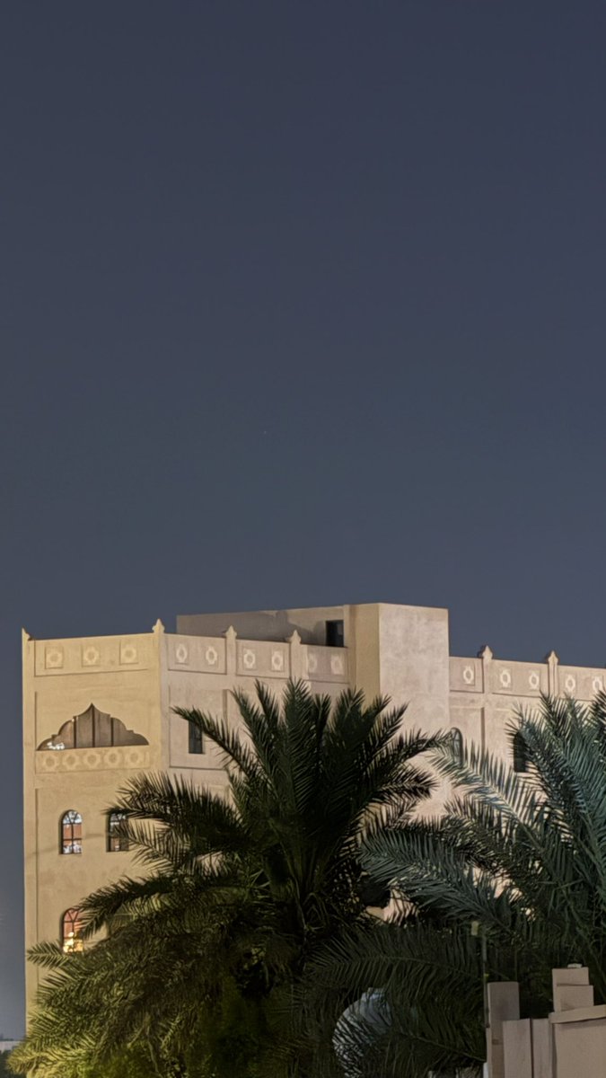 vllai6's tweet photo. يالله وأنا طالبك من مد جودك نصيب 
ياواحد رحمته ماينقفل بابها 

وانا دخيلك من الخيبات يامستجيب 
ومن انصراف القلوب ومن تقلابها

لوتشرق الشمس عاده مقتفيها مغيب 
ويضفي عليها سواد الليل جلبابها 

الناس فيها بلا والوقت ماله صحيب
والنيه الطيبة ماتنصف أصحابها https://t.co/N2lwXkx3TO