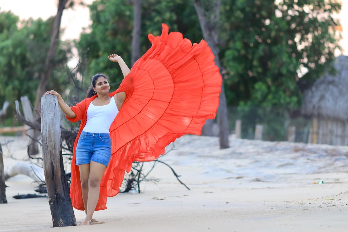 TiaraClinkt46's tweet photo. Wait until the wind hits... Beach photoshoot in India with effortless coastal vibes, ocean breeze, and a casual beach outfit. https://t.co/1GuriJ9Rkl