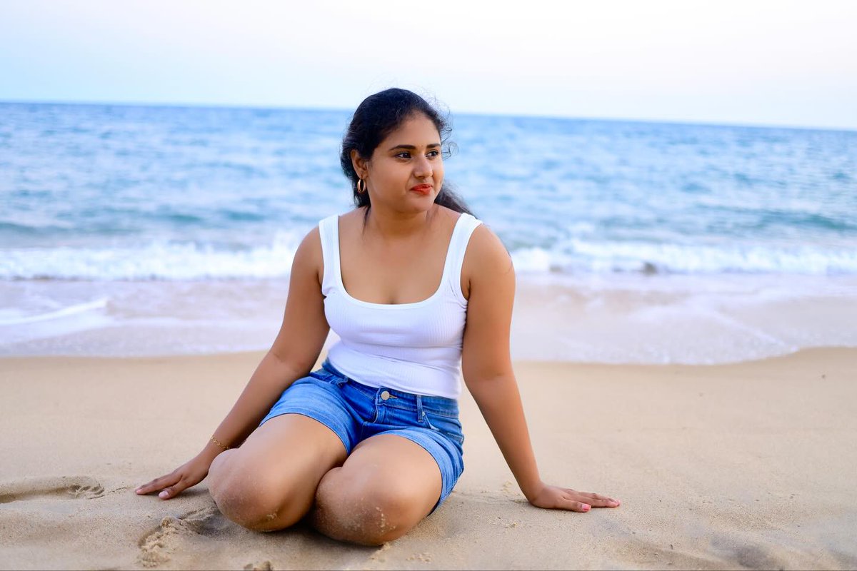 TiaraClinkt46's tweet photo. Wait until the wind hits... Beach photoshoot in India with effortless coastal vibes, ocean breeze, and a casual beach outfit. https://t.co/1GuriJ9Rkl
