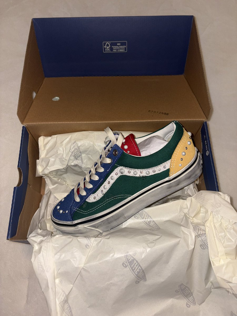 _sneakergoddess's tweet photo. Done buying vans after this but I had to 😭😭😍📚⭐️🖍️ https://t.co/O9mNNuUPUk