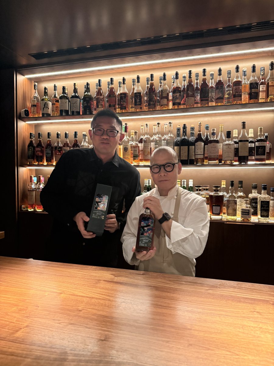 MaltGrainCane's tweet photo. We just gifted one of our Long Pond Rums (@mu_mashu x @Kinetiq_xyz x @MaltGrainCane) , to Chef Sato ; if you’re ever in Paris.. could always drop by Restaurant Blanc Paris 

📍- 52 Rue de Longchamp, 75116 Paris 🇫🇷 https://t.co/SnclcwkmTQ
