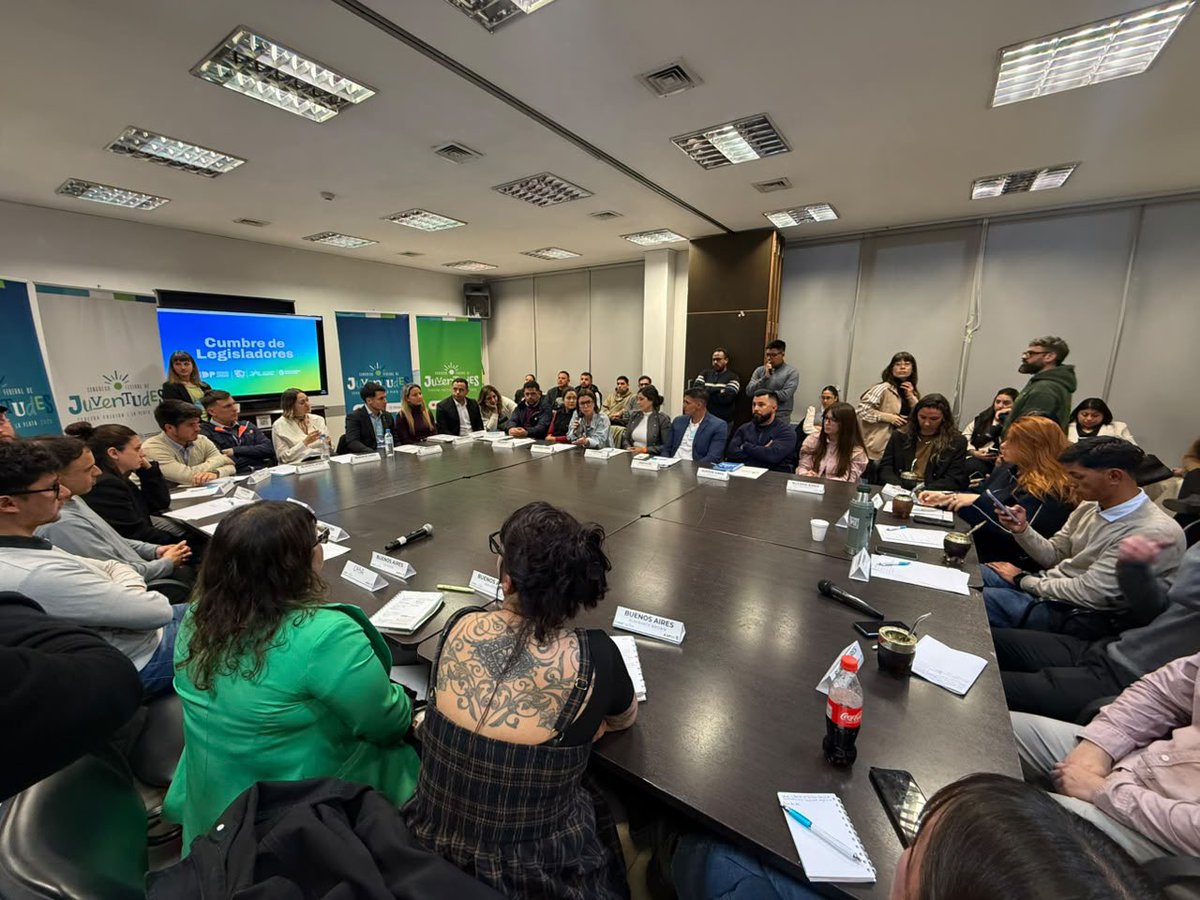 Lourdez_ortiz's tweet photo. Legisladores con perspectiva de juventudes. Gracias La Plata por convocar a La Rioja, estos intercambios fortalecen la tarea que plasmamos en cada proyecto. 
Gracias compañera @solmaluendez por la invitación. 

#Legislacion #Cumbre #Federal https://t.co/cmnLq4fENV