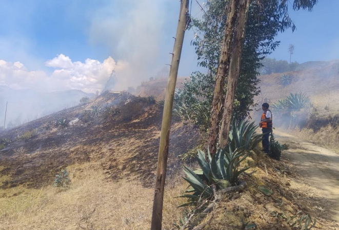 COENPeru's tweet photo. El 14/9 se registró un #IncendioForestal en el sector Mucta, distrito de #Lucre, provincia de Aymaraes (Apurímac), que fue extinguido gracias a la labor conjunta de la municipalidad local y pobladores. La #EDAN continúa en proceso y se reporta, al momento, 15 ha de vegetación destruida y 2 casas inhabitables. Se coordina la entrega de ayuda humanitaria para los damnificados.