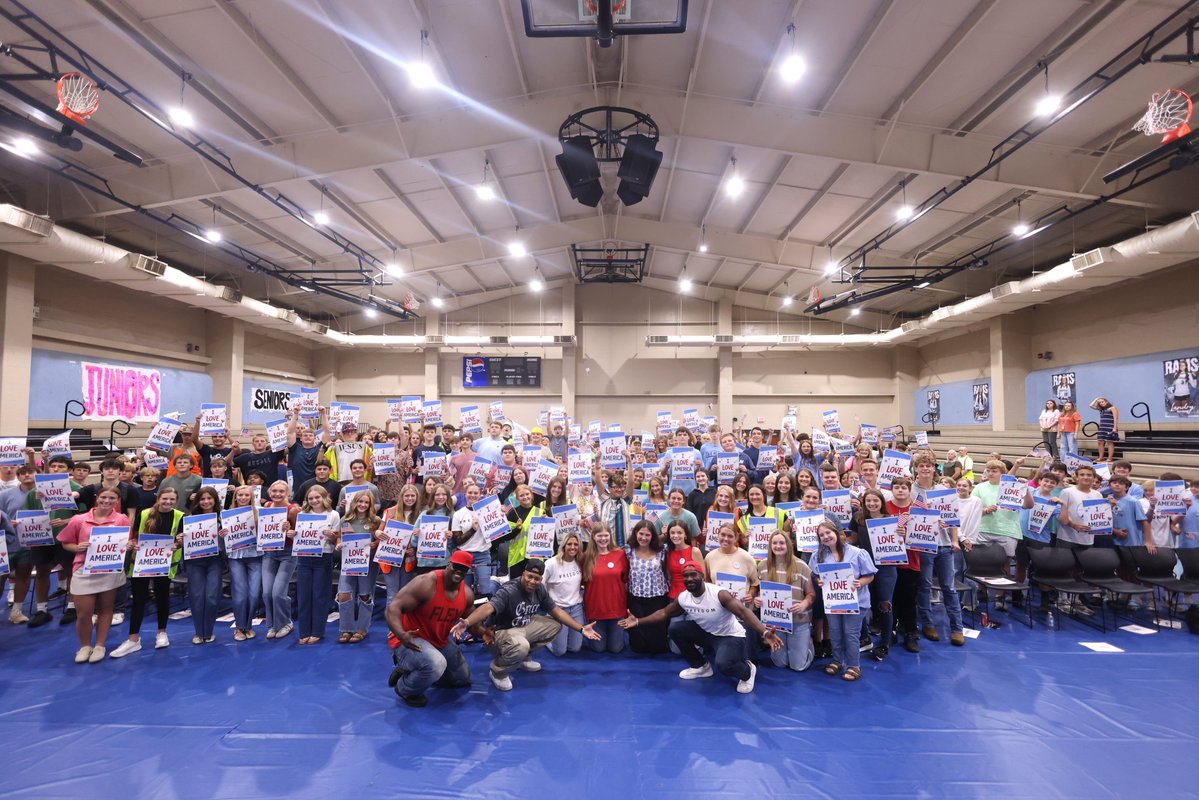 tpusastudents's tweet photo. One state. Two schools. Three speakers. 900+ students impacted 🔥

@AWatsonOLY @Stephend1776 @topheronx  spoke to over 900 high school students across two schools in Alabama today, who all pledged to vote in honor of National Voter Registration Day! 🗳

One huge day in Alabama! 🦅