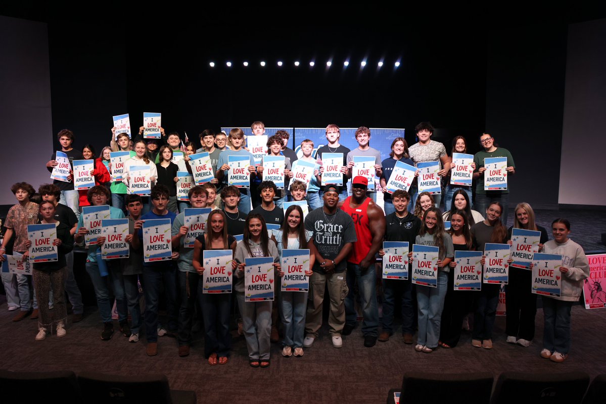 tpusastudents's tweet photo. One state. Two schools. Three speakers. 900+ students impacted 🔥

@AWatsonOLY @Stephend1776 @topheronx  spoke to over 900 high school students across two schools in Alabama today, who all pledged to vote in honor of National Voter Registration Day! 🗳

One huge day in Alabama! 🦅