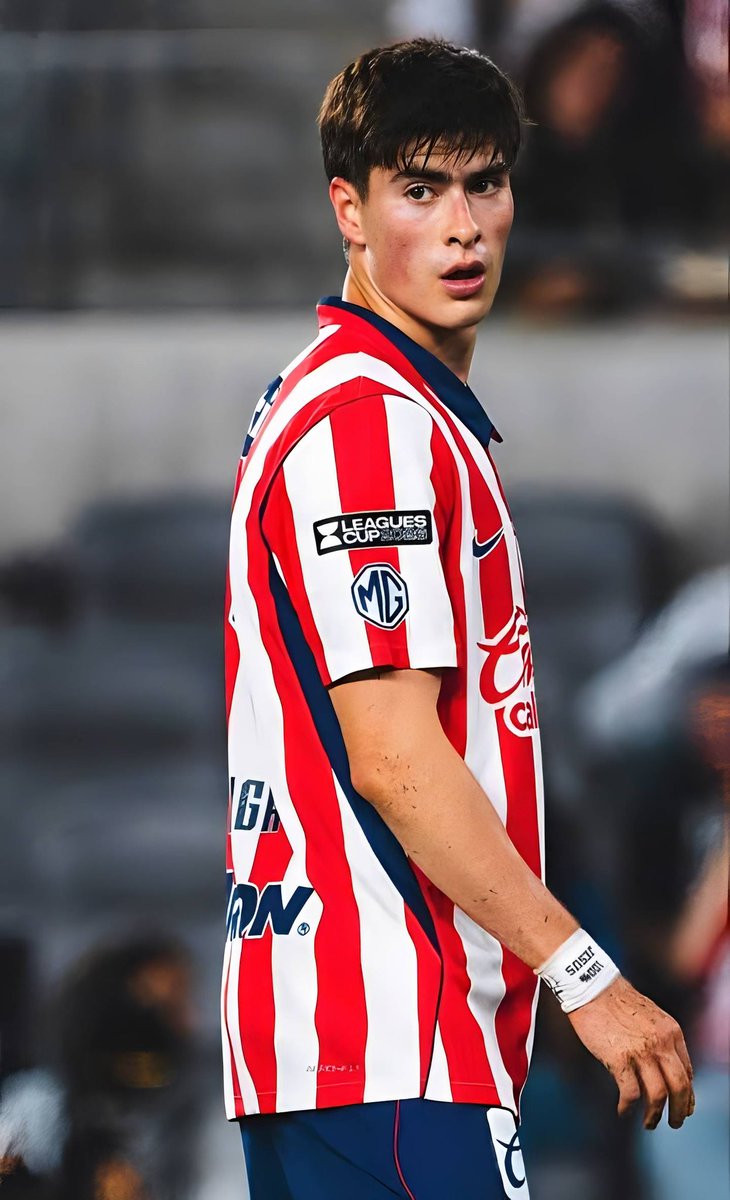 Ashee_w11's tweet photo. Rivalidad en la cama-AU
#hormian #brimiga 

—En la leagues cup, Chivas se enfrentará a Chicago Fire. Antes del encuentro entre equipos; dos jugadores (🍓🐜)tienen un encuentro íntimo. Ambos en la cancha pelean por el balón, recordando con cada choque sus pieles cochando entre sí. https://t.co/cE52NXPauD