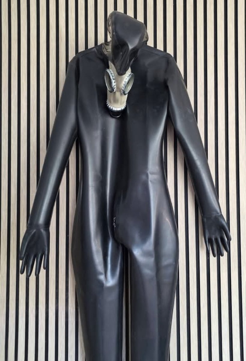 rubmans9214's tweet photo. MEGA LATEX CATSUIT incl. 1MM GAS MASK !!!
For sale - offer -
I am selling a high-quality black latex one-piece suit made of 1 mm thick latex.

#rubber #latex #mask #catsuis 
#magalatexcatsuits https://t.co/3bMVAdR6Yb
