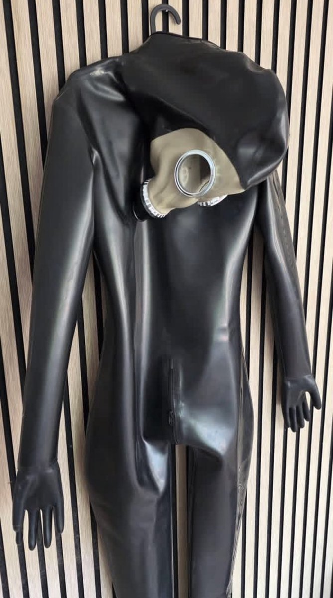 rubmans9214's tweet photo. MEGA LATEX CATSUIT incl. 1MM GAS MASK !!!
For sale - offer -
I am selling a high-quality black latex one-piece suit made of 1 mm thick latex.

#rubber #latex #mask #catsuis 
#magalatexcatsuits https://t.co/3bMVAdR6Yb