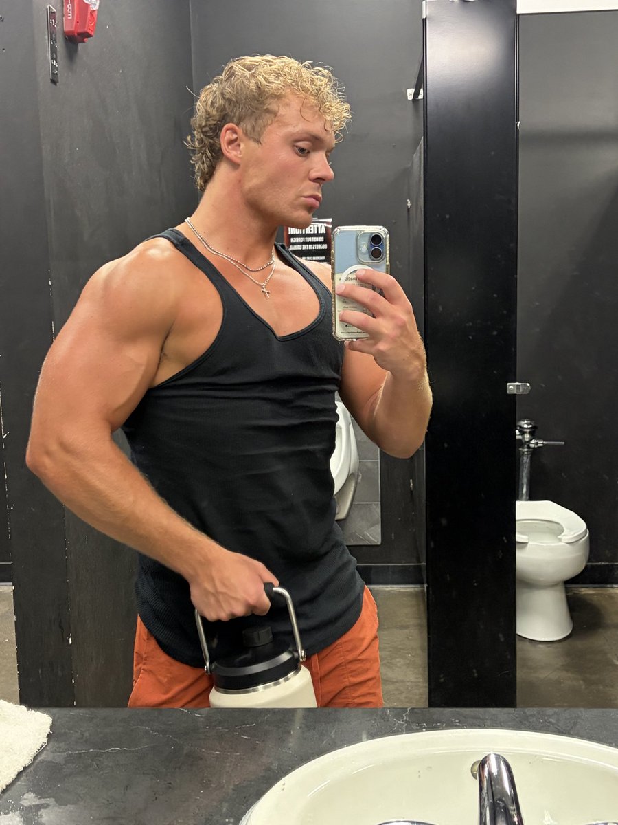 AlphaDrakexx's tweet photo. You’re a weak pathetic fag https://t.co/d4Jajm5a0V