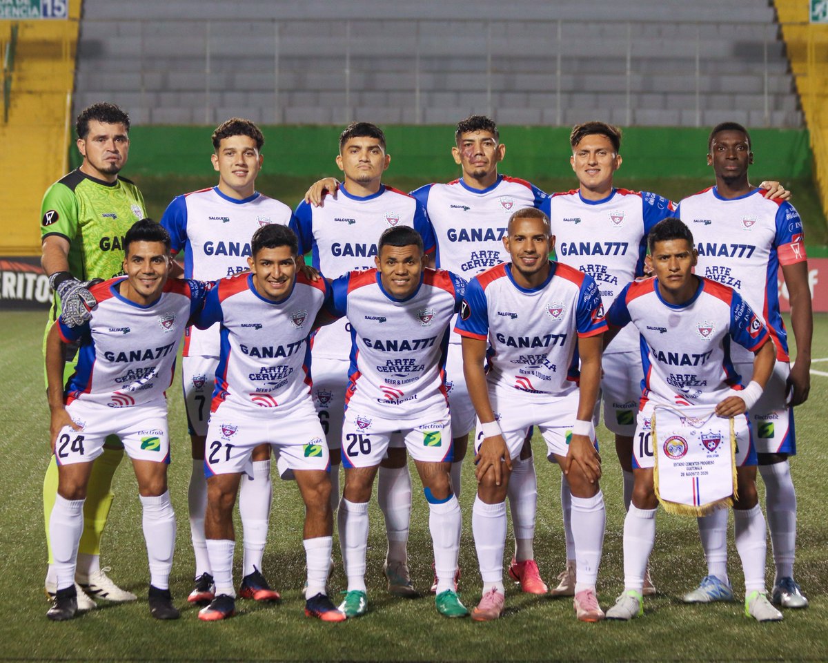 bazucaback's tweet photo. Firpo trabaja bajo la lluvia esta tarde, en el Complejo Pedro Atala, de Tegucigalpa. Los toros se miden ante Olimpia, este jueves, por la vuelta de cuartos de final  de Copa Centroamericana. https://t.co/jiGvEfdqTY