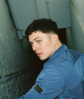 pittworldwide's tweet photo. Shout out to singer Aaron Rowe. 

Not even 200k Spotify listeners and only had one song scrape into the UK top 50 - and he’s just pulled out of the biggest opportunity of his career to stand up for what he believes. https://t.co/xvt5wF5ubE