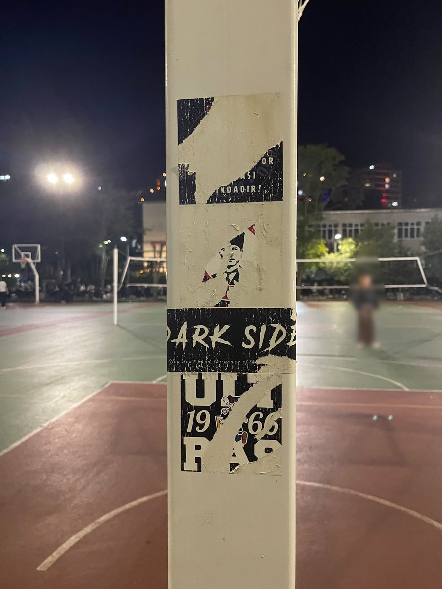 Lwenxable's tweet photo. Öyle gizlenip sticker kazımakla ne Dark Side’ı ne de Gazi Mustafa Kemal Atatürk’ün izini bu kampüsten silebilirsiniz. Yüz yüze gelmeye yüreği yetmeyenlerin tenhadaki çırpınışları korkaklığınızın tescilidir. Ne Ata’mızın yolundan ne armamızın sevdasından saparız.
Neyle karşılaşacağınızı göze alıyorsanız, sonuçlarına katlanmak sizin tercihiniz.
📍beü