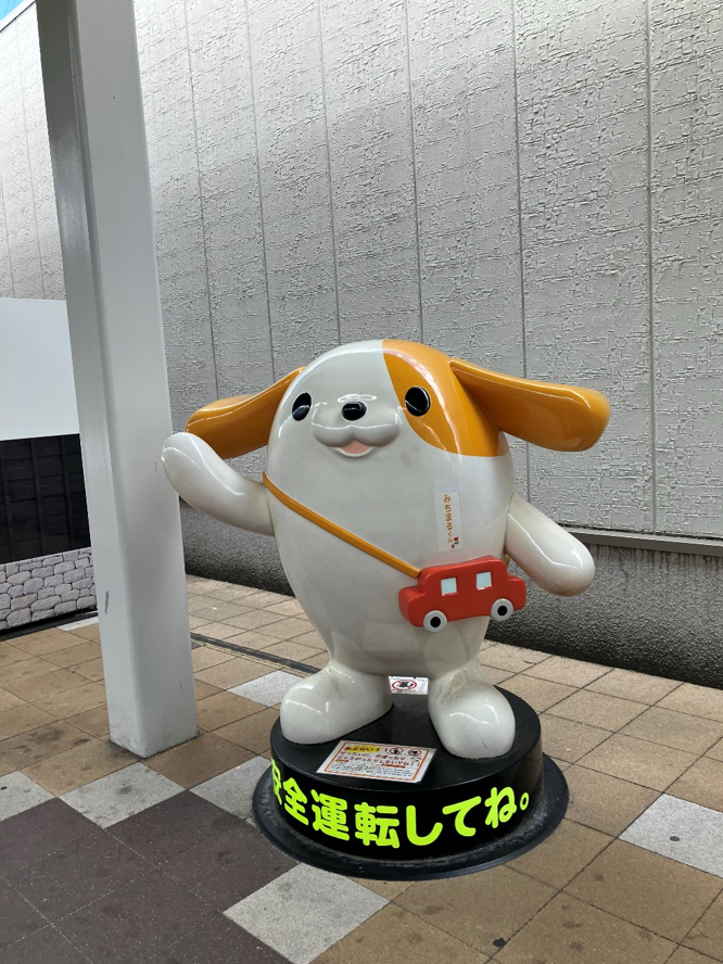 sanyotool's tweet photo. 名古屋営業所よりおはようございます🤗

岡崎のサービスエリアで出会ったみちまるくん。
「安全運転してね」と声をかけてくれているようです☺️
 休憩をしっかり取り、安全運転で向かいます。
本日もご安全に！宜しくお願い致します。
#企業公式が朝の挨拶を言い合う
#岡崎 #サービスエリア #安全運転 https://t.co/AU47JPQ15X