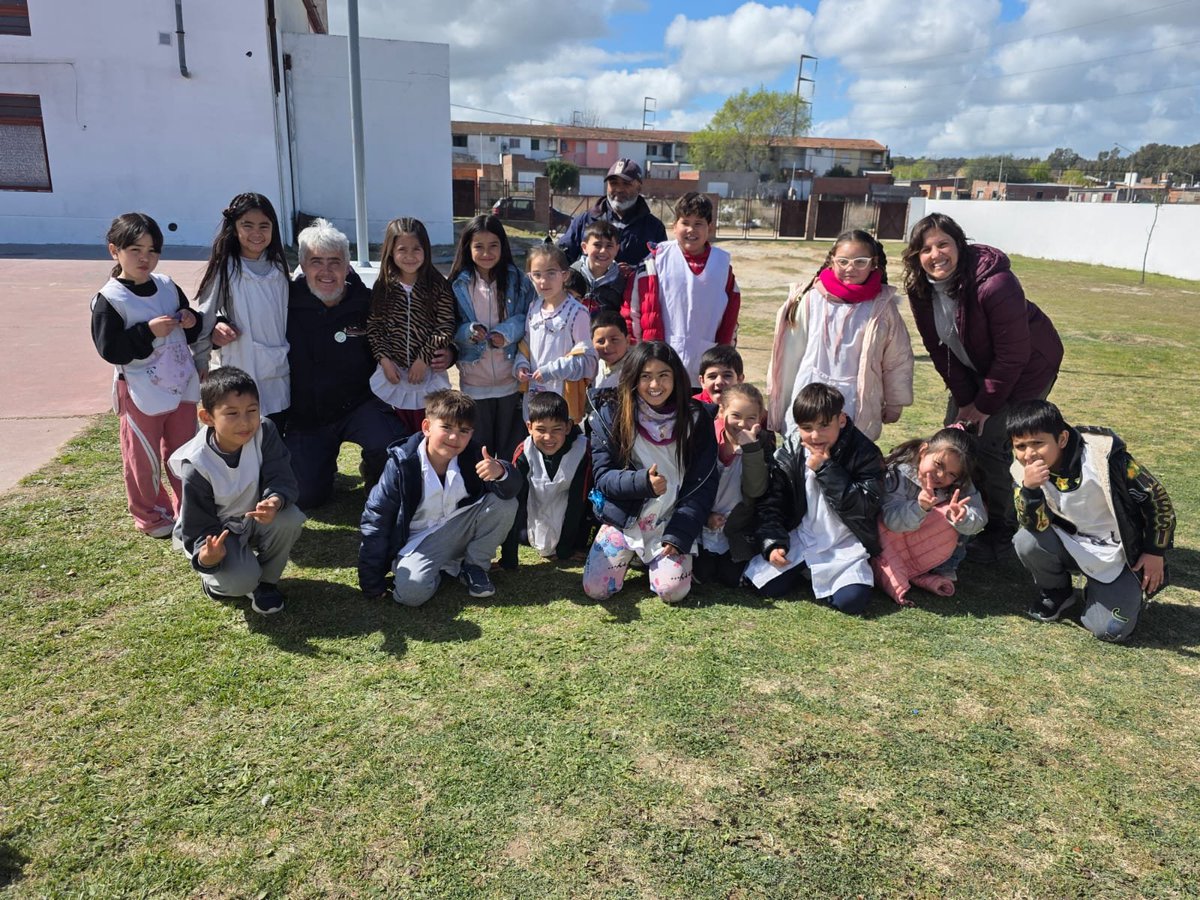 Val_Fabian's tweet photo. En la #EP50 seguimos haciendo crecer el proyecto de #HuertaEscolar🌱🥬.

Junto a los alumnos, docentes y toda la comunidad educativa realizamos el trasplante de #lechuga y #acelga, llenando de vida cada espacio del bancal.🌱💚

Lo más lindo es ver cómo las familias se comprometen y acompañan, ellos llenaron el bancal y limpiaron el sector donde hoy ya funciona la huerta.🤝

Cada semilla, cada trasplante y cada cosecha son una oportunidad de aprender, de trabajar en equipo y de entender que producir nuestros propios alimentos también es educación.📚🌱
Y el recorrido no termina en la huerta… próximamente llevaremos esos alimentos #DeLaHuertaALaCocina👩‍🍳🥬, para compartir, cocinar y seguir aprendiendo juntos.

Cuando la escuela, las familias y la comunidad se encuentran, la huerta se transforma en mucho más que un espacio de cultivo: se convierte en aprendizaje, encuentro y futuro.🌱❤️

#HuertasDeLaCiudad🍅🥦🌸 en #VillaMuñiz.🙌
