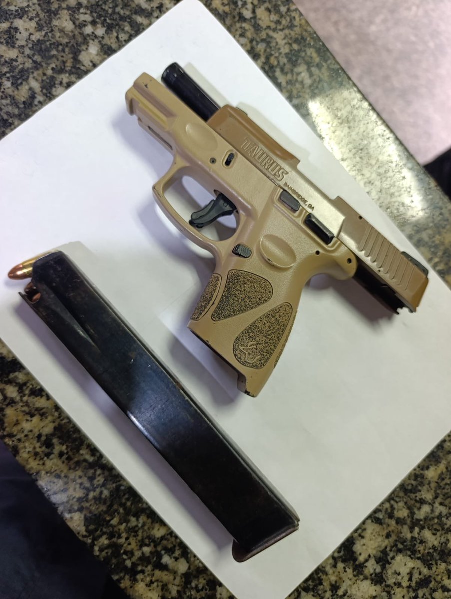 NotciasRio1's tweet photo. PISTOLA, MUNIÇÕES E DROGAS SÃO APREENDIDAS EM BOM JESUS DO ITABAPOANA

Com base em dados do @DDalertaRio, equipes do #29BPM apreenderam uma pistola, munições e farto material entorpecente, nesta terça-feira (15), no bairro Pimentel Marques, em Bom Jesus do Itabapoana. (+) ⤵️ https://t.co/28vuJ20bFK