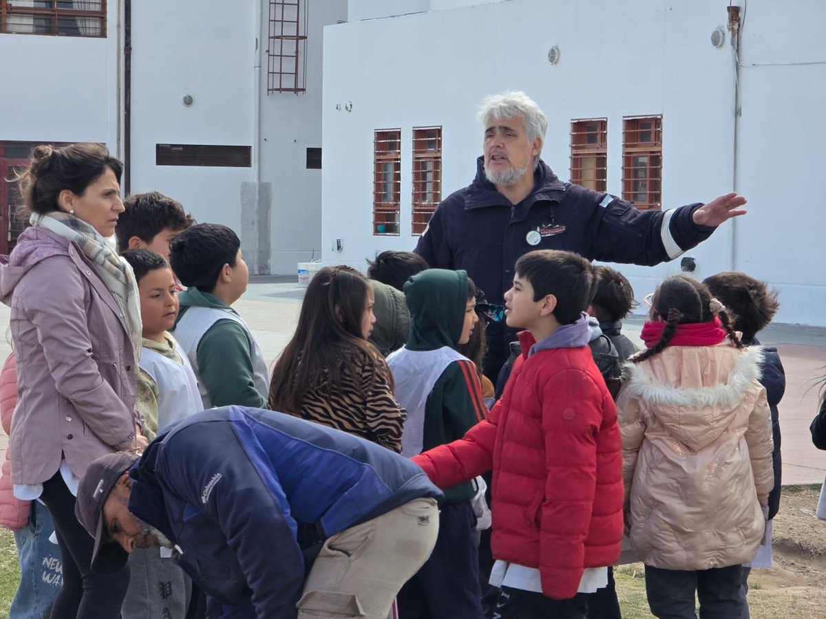 Val_Fabian's tweet photo. En la #EP50 seguimos haciendo crecer el proyecto de #HuertaEscolar🌱🥬.

Junto a los alumnos, docentes y toda la comunidad educativa realizamos el trasplante de #lechuga y #acelga, llenando de vida cada espacio del bancal.🌱💚

Lo más lindo es ver cómo las familias se comprometen y acompañan, ellos llenaron el bancal y limpiaron el sector donde hoy ya funciona la huerta.🤝

Cada semilla, cada trasplante y cada cosecha son una oportunidad de aprender, de trabajar en equipo y de entender que producir nuestros propios alimentos también es educación.📚🌱
Y el recorrido no termina en la huerta… próximamente llevaremos esos alimentos #DeLaHuertaALaCocina👩‍🍳🥬, para compartir, cocinar y seguir aprendiendo juntos.

Cuando la escuela, las familias y la comunidad se encuentran, la huerta se transforma en mucho más que un espacio de cultivo: se convierte en aprendizaje, encuentro y futuro.🌱❤️

#HuertasDeLaCiudad🍅🥦🌸 en #VillaMuñiz.🙌