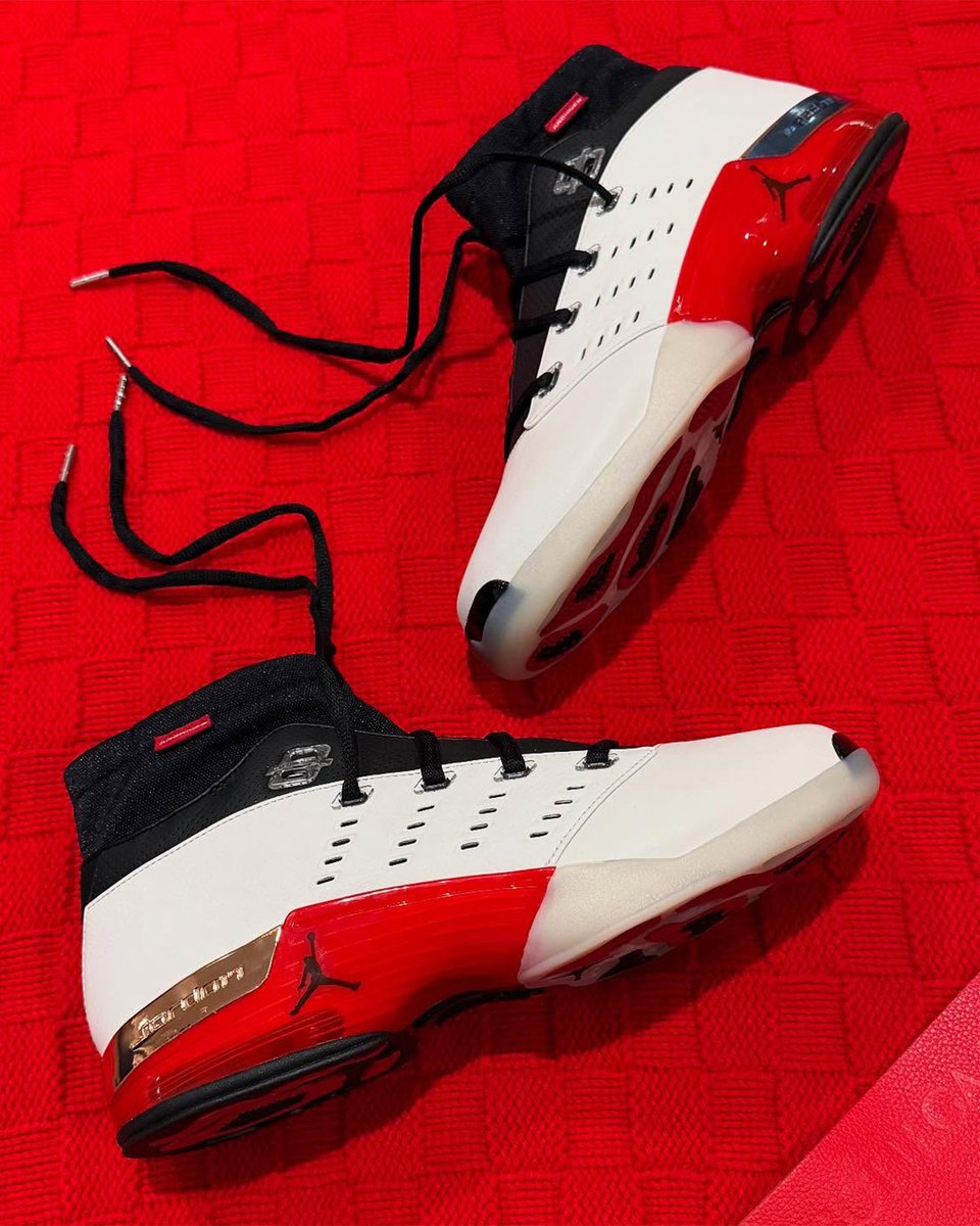 ModernNotoriety's tweet photo. Infinite Archives x Air Jordan 17 Low releasing in "Varsity Red" and "Varsity Purple" ♾️

🗓️ Spring 2027
🏷️ $255 https://t.co/GtioUZ63I6