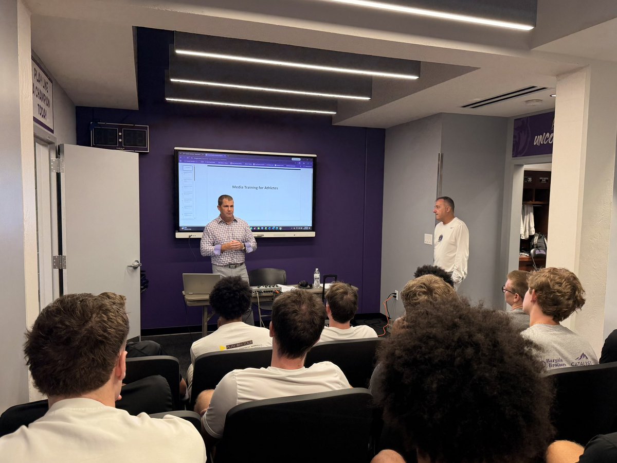 UCAMBB's tweet photo. 🐻➡️🎤

We want to thank @JustinAcri7 @1037TheBuzz for taking the time to educate our guys on Media Training this afternoon!

#BearClawsUp https://t.co/Mv25LR657s