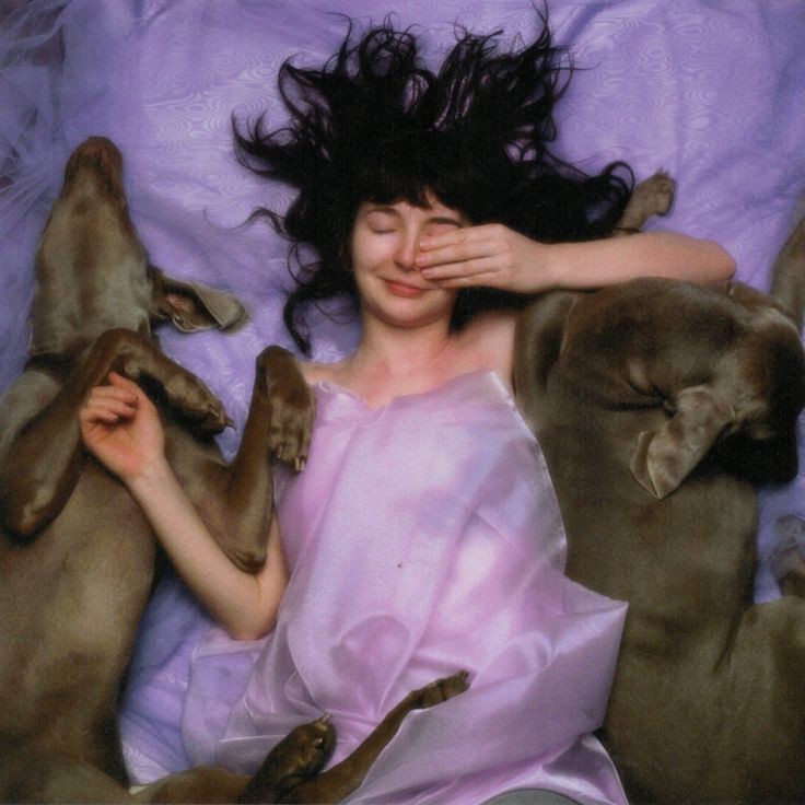 katebabushka's tweet photo. Kate Bush feliz ao lado de seus cães Bonnie e Clyde (1985) https://t.co/CW6h9h2LgF
