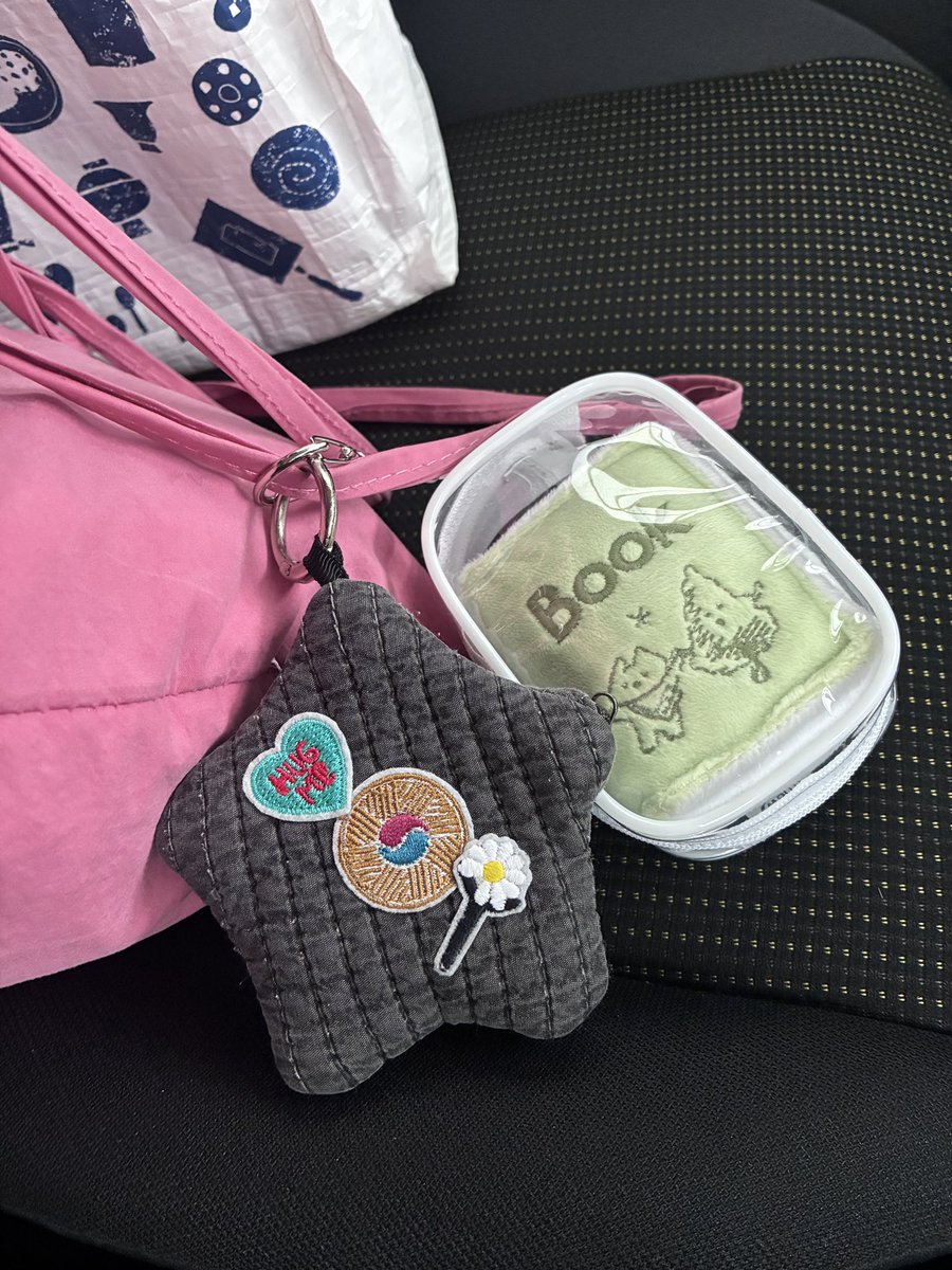 HeyaMagi's tweet photo. 雨使用☔️
 #mewmewbeam さんのマスコットキーホルダーは #seria の推しグッズコーナーにあったケースに入れたら丁度いい感じ♡♡
コインケースは新大久保で作ったもの。（GD使用） https://t.co/iNz7aROQ3O
