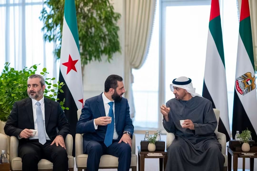 greatmegate's tweet photo. التقى السيد الرئيس #أحمد_الشرع  في العاصمة الإماراتية أبوظبي، رئيس دولة الإمارات العربية المتحدة صاحب السمو الشيخ #محمد_بن_زايد_آل_نهيان ، بحضور وزير الخارجية والمغتربين #أسعد_الشيباني ، ونائب رئيس مجلس الوزراء وزير الخارجية الإماراتي سمو الشيخ عبد الله بن زايد آل نهيان. https://t.co/3KkuwMwmYq