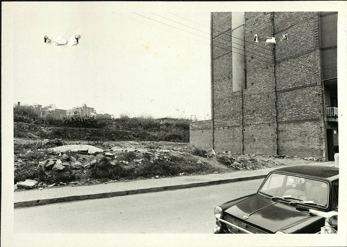 ireneuc's tweet photo. El carrer Bellavista va ser batejat així el 1923 per les propietàries dels terrenys, les germanes Maria i Consuelo Prats, pel fet que, en quedar en una terrassa quaternària superior, tenia una vista privilegiada del casc antic, Can Sumarro i els camps adjacents. #HistoriaLH https://t.co/2uaVVvPRwO