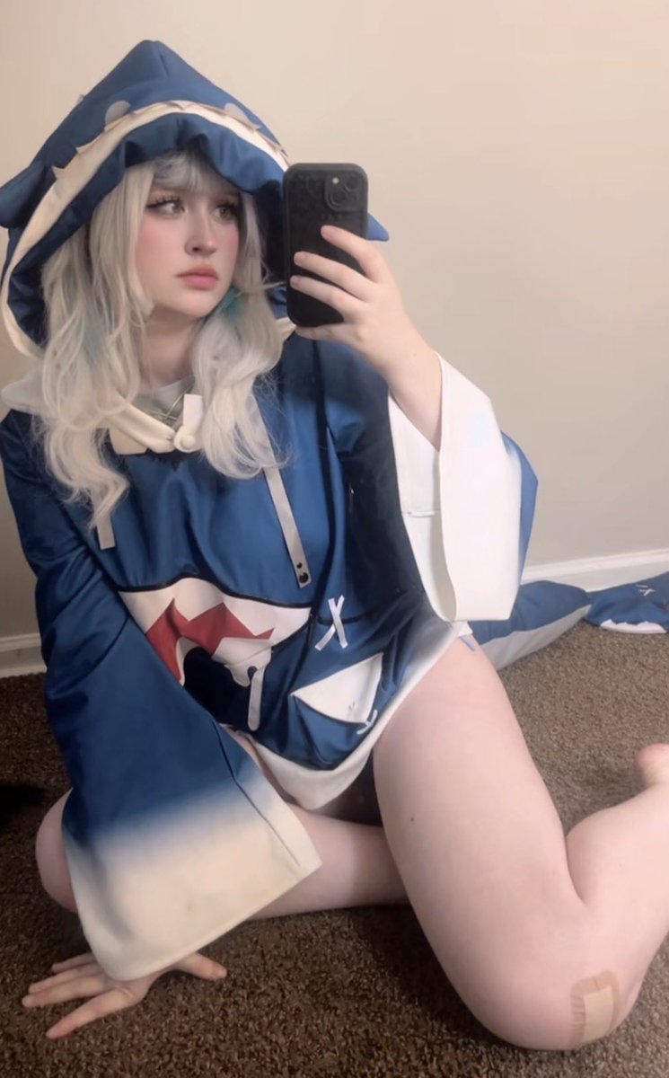 succuvamps's tweet photo. bite sized shark girl!! nom nom!! 🦈🦈 https://t.co/TM3SKgdude