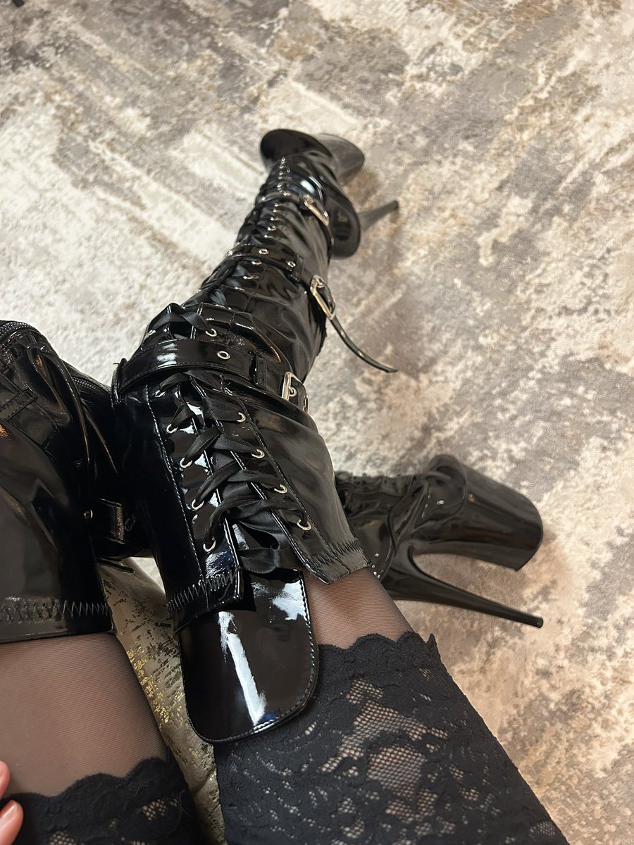 GoddessDavenna's tweet photo. Are you a boots person, or did I just make you one? 😈
#boots #pleaser #worship #stockings #GoddessDavenna https://t.co/Ur6w6O0iot