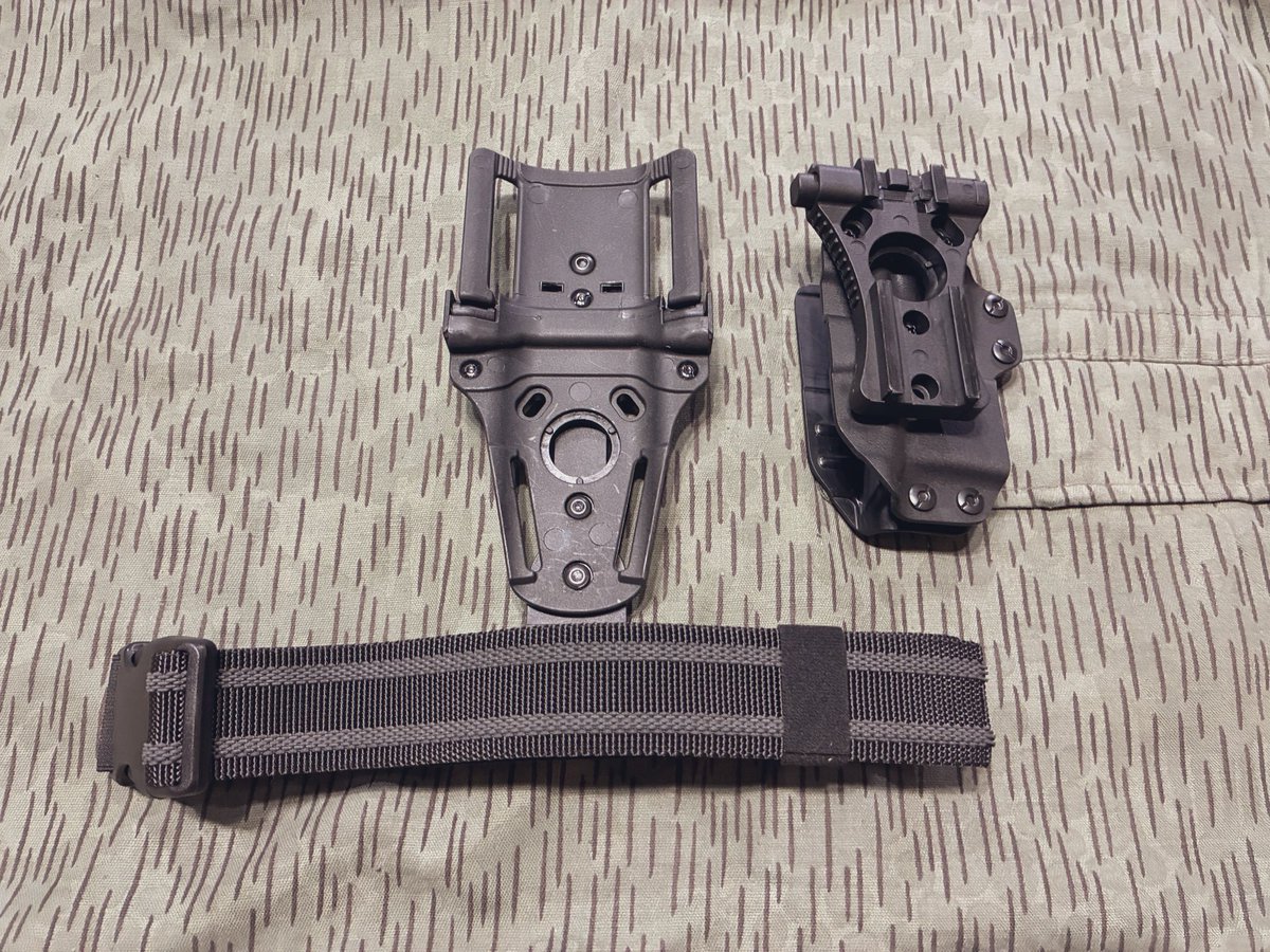 BOA_AIR's tweet photo. コレはアリエクで手に入れたVz61ホルスター。
マガジンを差し込む事でガッチリ固定します。
ネジによるテンション調整と20mmレールを使った位置調整が可能。
全体的に肉厚で剛性感があります。
ただしドロウする時マガジンボトムが引っかかるのが玉に瑕。
なおMod.Mは互換性ナシ。 https://t.co/1lv31uh4vK