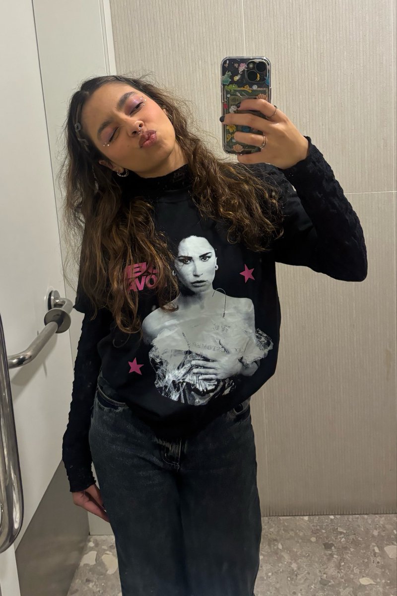 nsghtingale's tweet photo. no matter how close, no matter how far
i wanna go anywhere, anywhere you are @ddlovato 💋 see you in one hour #ItsNotThatDeepTour @demihq_ https://t.co/CSiprlQZji
