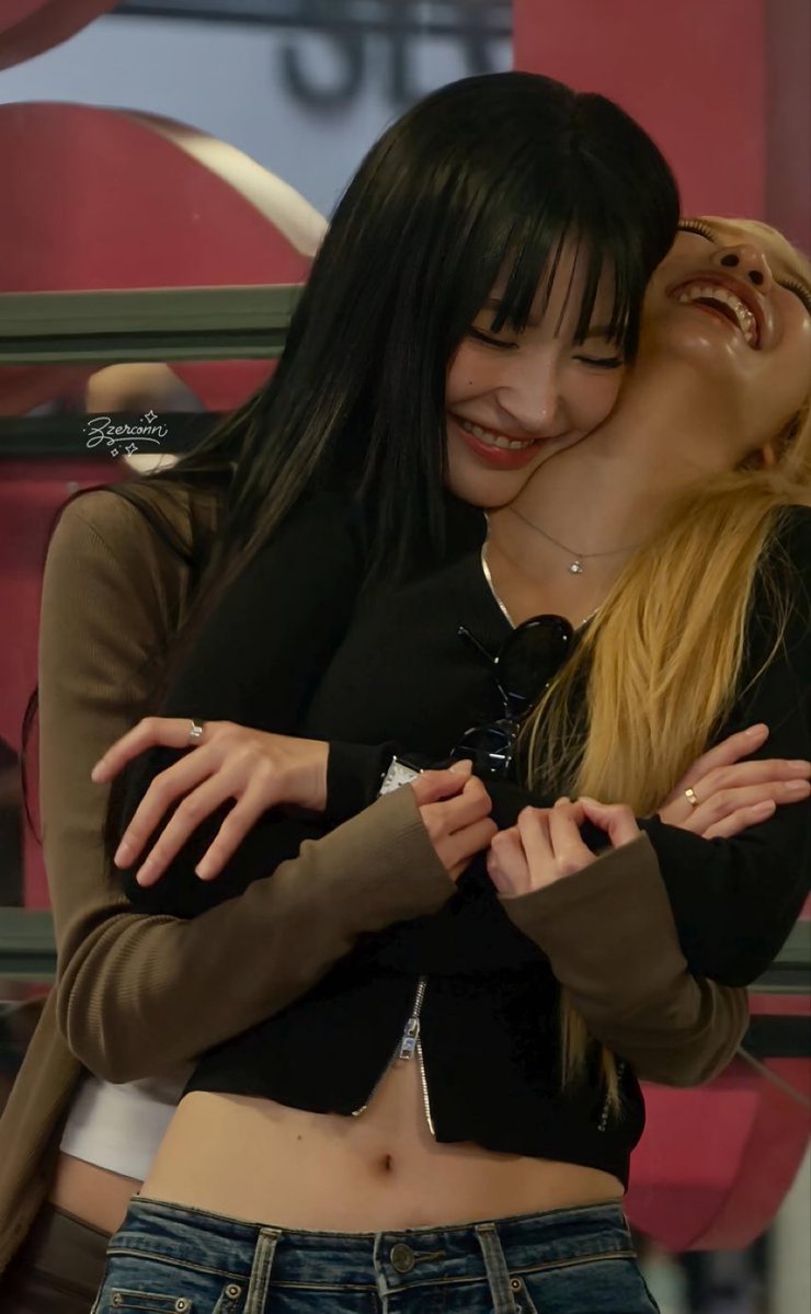 n0ro__'s tweet photo. jingjing’s cheek fits perfectly to jan’s neck
jan fits perfectly in jingjing’s arms
(˶◜ᵕ◝˶) https://t.co/rU9vrg7ei3