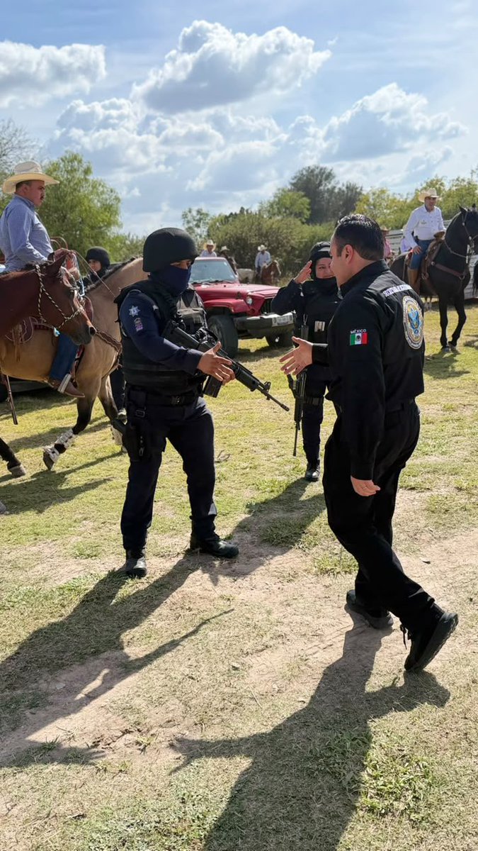 MauroGonzalezMa's tweet photo. Nuestra identidad se celebra en las plazas, en las calles y en cada familia que hoy se reúne con orgullo por México.

En esta jornada, mantenemos presencia cercana en todo Guanajuato y trabajamos junto con autoridades federales y estatales para que las celebraciones transcurran con orden y tranquilidad.

Que la alegría de estas Fiestas Patrias también sea la libertad de disfrutarlas y regresar con bien a casa.

Ante cualquier emergencia, llama al 911; para denuncia anónima, 089.