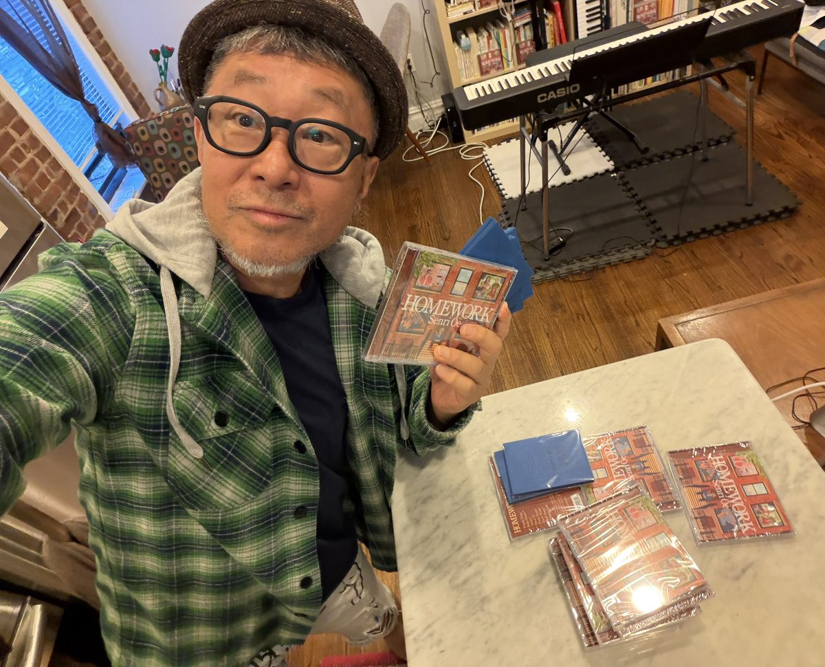 1000hometown's tweet photo. いよいよPND RECORDSより、アルバム『HOMEWORK』CDの直販・配送がスタートします！ CEO大江千里が、一枚一枚心を込めてメッセージカードを添え、国際郵便でお手元までお届けします。

■ 価格： $45（CD本体 ＋ 特製メッセージカード ＋ 世界一律・送料＆諸経費込み） ■ 第一弾： 青いカード＆メッセージ封筒でお届け！

アメリカ国内、日本、ヨーロッパをはじめ、世界中どこでも【一律 $45】でお送りいたします。 お待たせいたしました！手元に届く特別なパッケージを、ぜひ楽しみにお待ちください。

▼ ご注文・詳細はこちら（Order Here）： https://t.co/PTHTIIYqce 
※プロフィール欄のリンクからもアクセスいただけます

We are thrilled to announce that direct ordering and worldwide shipping for the new album HOMEWORK CD are officially open via PND RECORDS! CEO Senri Oe will personally write a special message card for every single CD, packed with care and shipped directly to your doorstep.
Check the Link in bio!!!!!^_^
Or
https://t.co/PTHTIIYqce

■ Price: $45 (Includes CD, Special Message Card, and Worldwide Shipping & Handling) ■ 1st Batch: Features an exclusive Blue Card & Envelope! ■ Global Shipping: Flat rate of $45 anywhere in the world — including the US, Japan, Europe, and beyond.

Thank you for your patience. We can't wait for you to receive this very special package!

#大江千里 #SenriOe #HOMEWORK #PNDRECORDS #CD