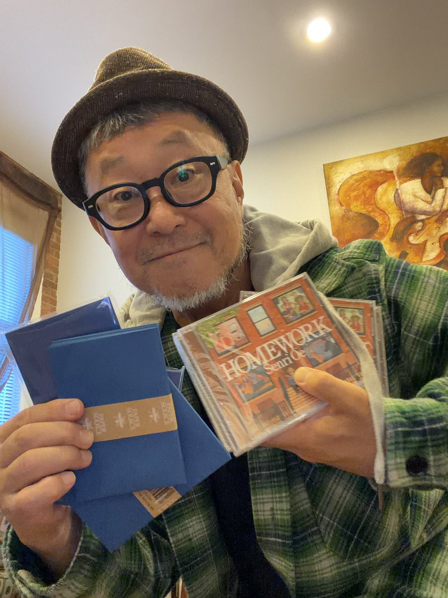 1000hometown's tweet photo. いよいよPND RECORDSより、アルバム『HOMEWORK』CDの直販・配送がスタートします！ CEO大江千里が、一枚一枚心を込めてメッセージカードを添え、国際郵便でお手元までお届けします。

■ 価格： $45（CD本体 ＋ 特製メッセージカード ＋ 世界一律・送料＆諸経費込み） ■ 第一弾： 青いカード＆メッセージ封筒でお届け！

アメリカ国内、日本、ヨーロッパをはじめ、世界中どこでも【一律 $45】でお送りいたします。 お待たせいたしました！手元に届く特別なパッケージを、ぜひ楽しみにお待ちください。

▼ ご注文・詳細はこちら（Order Here）： https://t.co/PTHTIIYqce 
※プロフィール欄のリンクからもアクセスいただけます

We are thrilled to announce that direct ordering and worldwide shipping for the new album HOMEWORK CD are officially open via PND RECORDS! CEO Senri Oe will personally write a special message card for every single CD, packed with care and shipped directly to your doorstep.
Check the Link in bio!!!!!^_^
Or
https://t.co/PTHTIIYqce

■ Price: $45 (Includes CD, Special Message Card, and Worldwide Shipping & Handling) ■ 1st Batch: Features an exclusive Blue Card & Envelope! ■ Global Shipping: Flat rate of $45 anywhere in the world — including the US, Japan, Europe, and beyond.

Thank you for your patience. We can't wait for you to receive this very special package!

#大江千里 #SenriOe #HOMEWORK #PNDRECORDS #CD