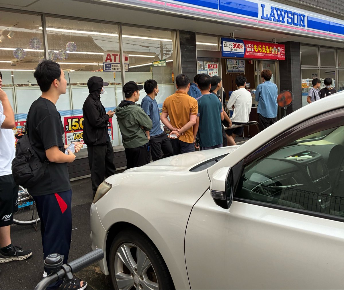 MhyuRu's tweet photo. 朝一ローソンでポケモンカード買うの楽勝って言った奴誰だよ😭

どこも拡張パック30th CELEBRATION BOX完売だわ。

朝4時で並び終了。
先頭は1時から並び。
俺は6時起き。

物売るってレベルじゃねーぞ‼️‼️‼️ https://t.co/m9vbu8kPKi