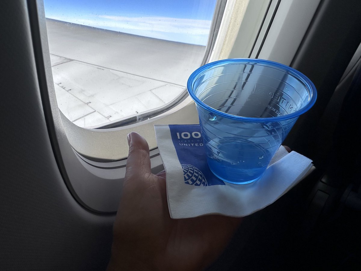 Yano_Akiko's tweet photo. United Airline は100周年なのか。。50周年程で何かを成し遂げたかのように思ってはいけないわね、Yano Akiko. https://t.co/TSE1m0XFzU