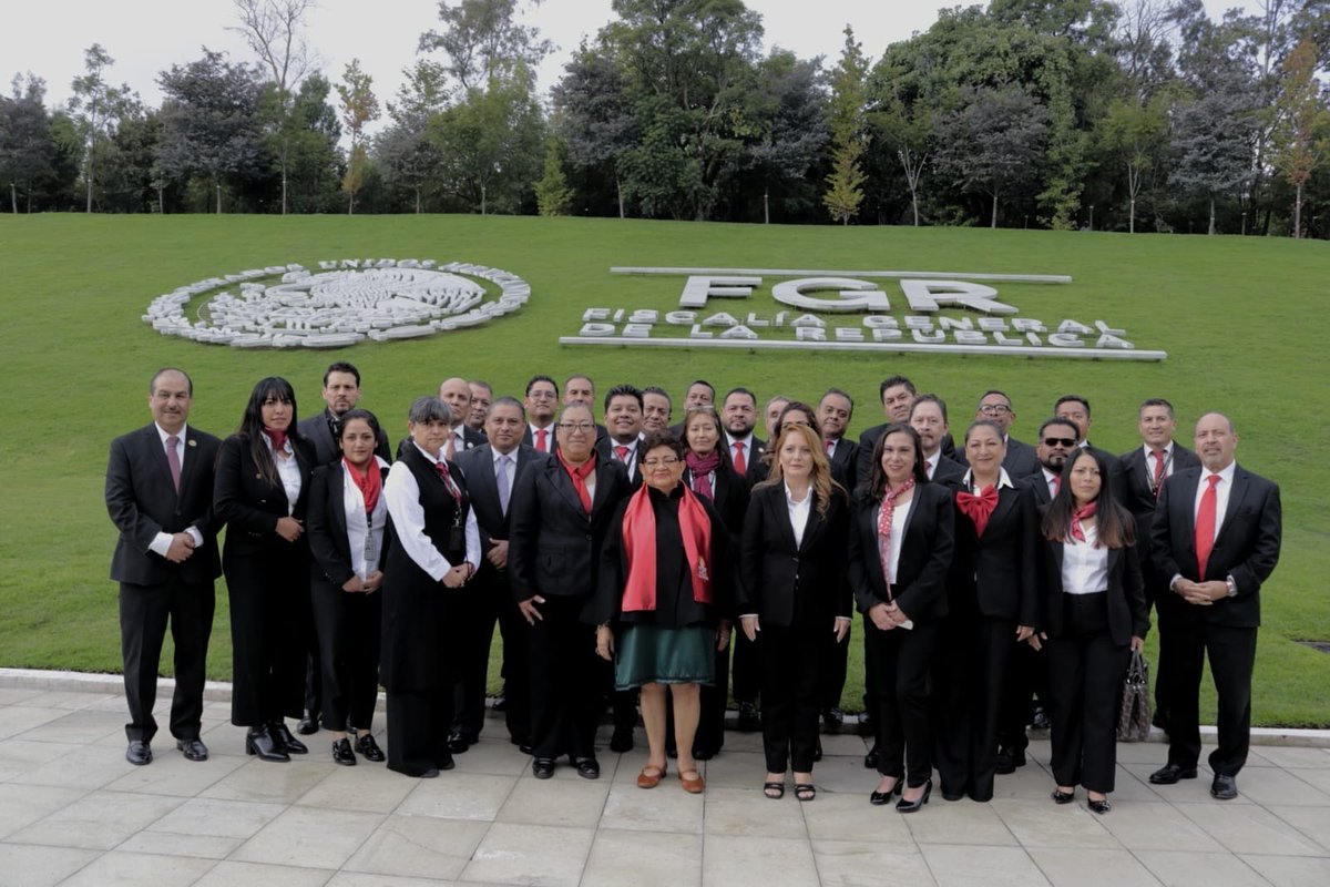 NovoaPeniche's tweet photo. Orgullosa de mi país y su lucha por convertirse en una nación soberana, acompañé a la Fiscal General, @ErnestinaGodoy_ en la Ceremonia Cívica del Izamiento de la Bandera Nacional en la @FGRMexico, en el marco de la Conmemoración del Aniversario 216 de la Independencia de México.
Me uno a sus palabras que no solo honraron a quienes lucharon por darnos Patria, sino que nos recordaron la importancia de seguir adelante con esos valores, para vivir en una sociedad donde la justicia esté siempre presente.