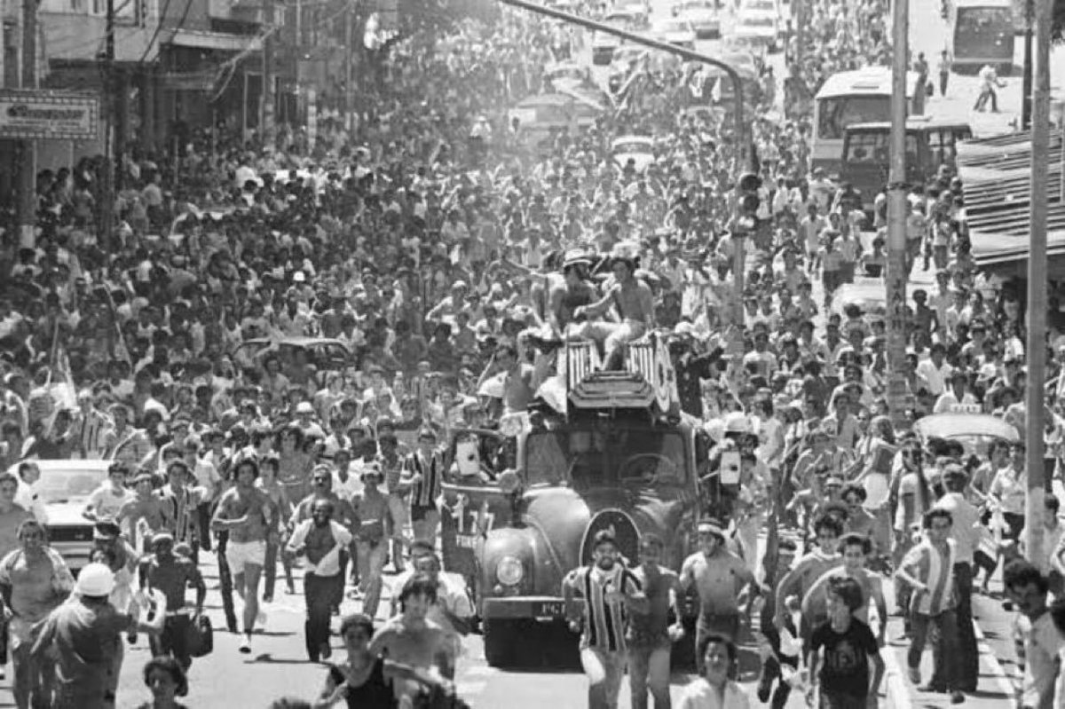 Noitedecopa's tweet photo. Chegada do Grêmio em Porto Alegre, após ser campeão do Mundo de 1983!

📸 Via @futnostalgico https://t.co/4PjOz75k6E