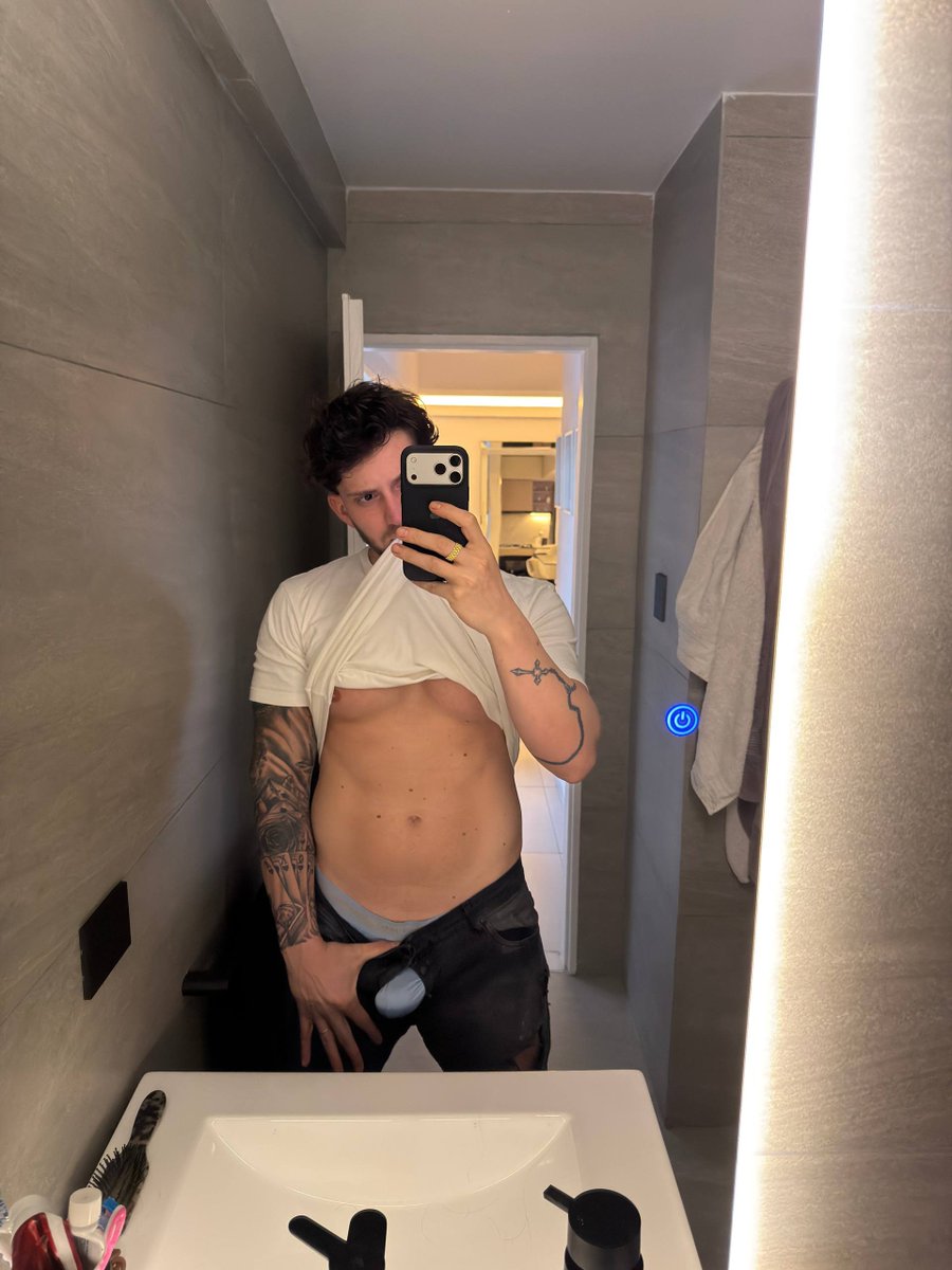 thedomjack's tweet photo. Go ahead, keep staring. https://t.co/lNkXyYp4JC